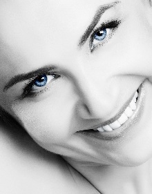 Sorriso con gli occhi blu